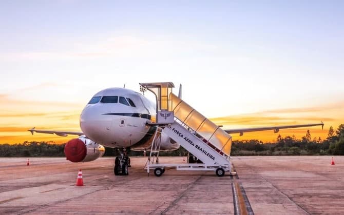 Dez dias após pane, avião de Lula ainda está no México