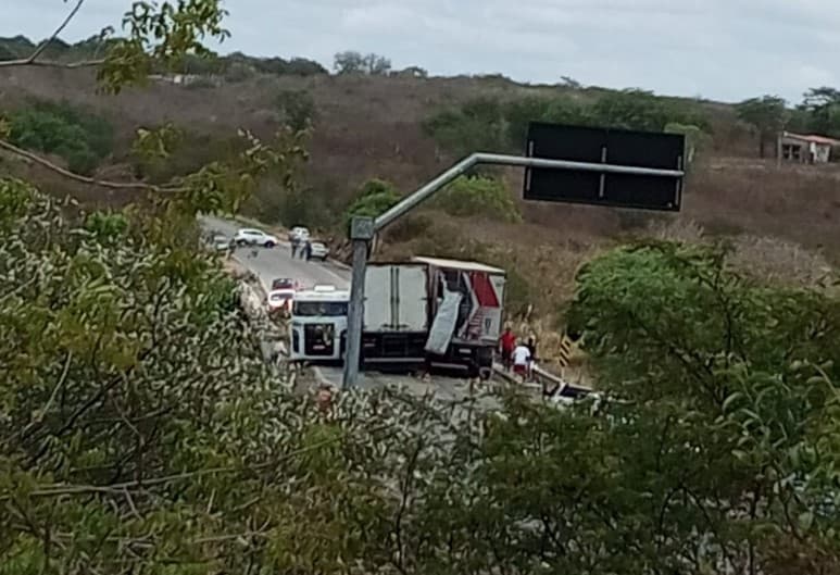 FOTO: Acidente envolvendo três caminhões interdita BR-304