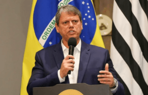 Tarcísio avisa a aliados que desistiu de se filiar ao PL de Bolsonaro