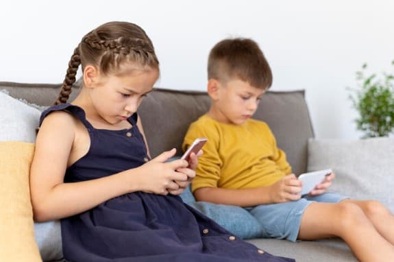 Maioria das crianças e adolescentes no Brasil acessa redes sociais sem monitoramento dos pais