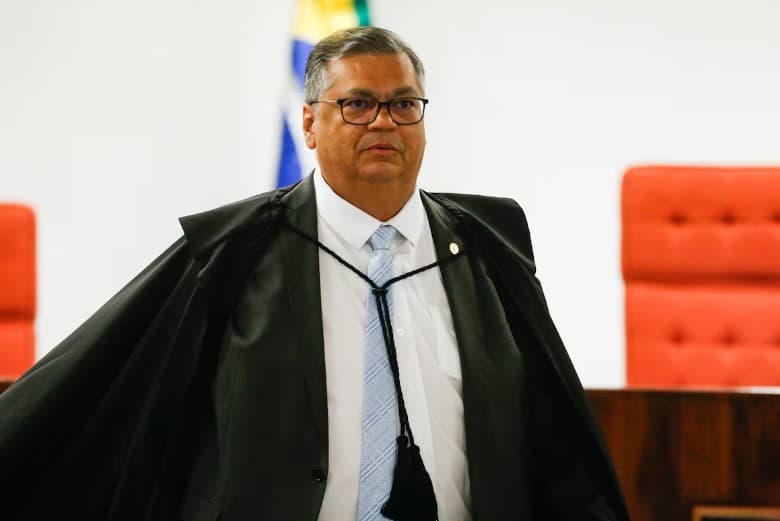 Dino suspende trecho da reforma da Previdência sobre aposentadoria de policiais homens e mulheres
