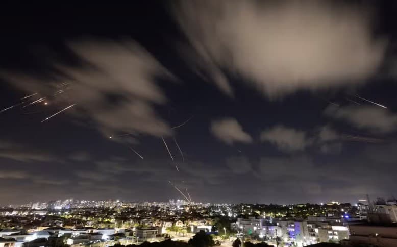 Sirenes soam em Israel, e Domo de Ferro abate mísseis iranianos
