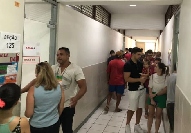 Maior local de votação em Natal, Instituto Presidente Kennedy registra longas filas e espera de até 30 minutos