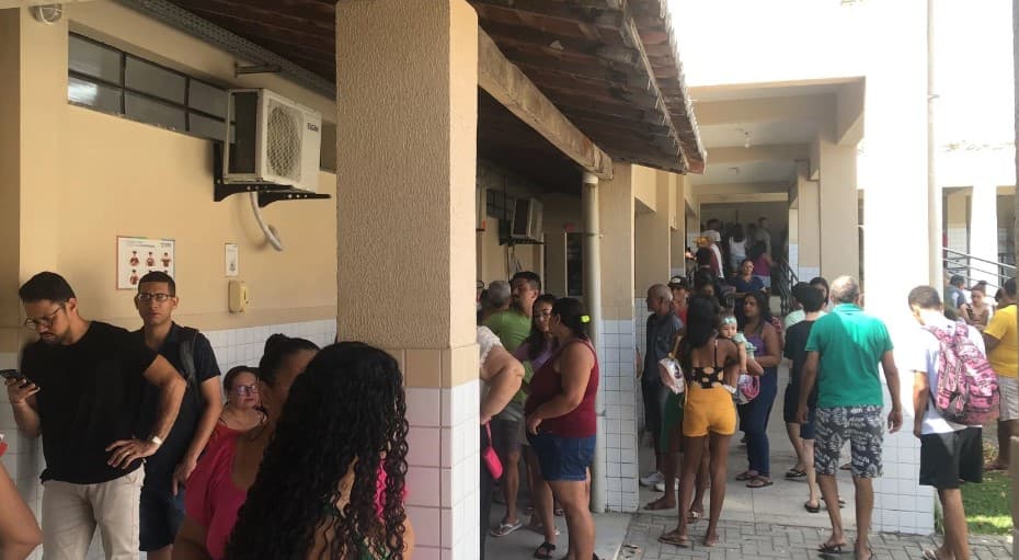 Primeira hora de votação tem filas intensas na Escola Estadual Zila Mamede, na Zona Norte de Natal