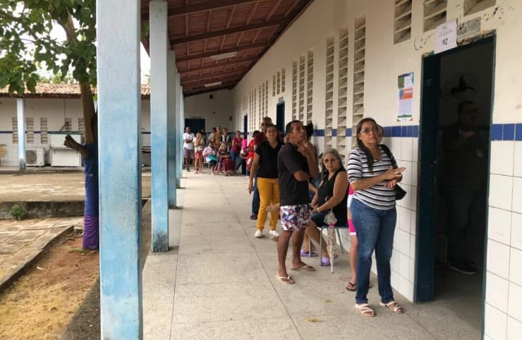 Início de votação tem filas em seções eleitorais de escola da zona Norte de Natal