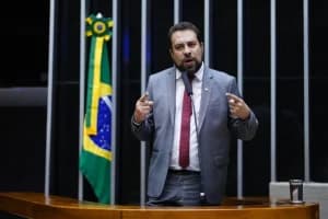 Boulos diz que dormirá na casa de eleitores para “virar voto”
