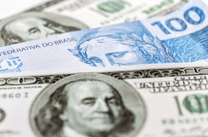 Dólar bate R$ 5,76, maior valor em mais de 3 anos, após fala de Haddad