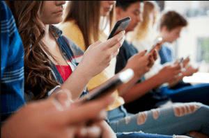 Maioria dos pais é a favor de proibir celular nas escolas, diz Datafolha
