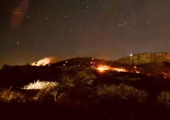 Incêndio atinge Serra do Lima, em Patu, há pelo menos 24 horas