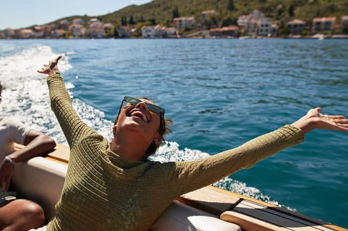 Mulheres solteiras são mais felizes que homens solteiros, diz estudo