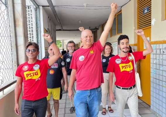 Nando Poeta (PSTU), candidato a prefeito de Natal vota na Escola Estadual Winston Churchill, na Zona Leste da capital