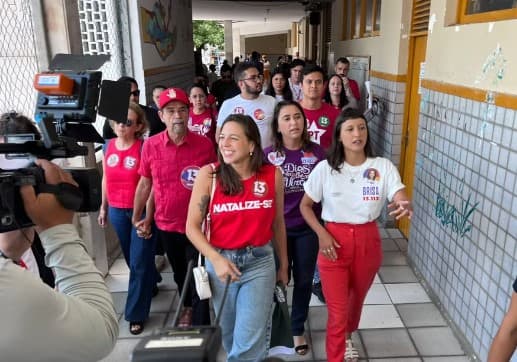 Natália Bonavides (PT), candidata à prefeita de Natal, vota na Escola Estadual Winston Churchill