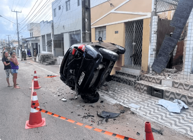 Perseguição policial acaba após assaltante bater táxi roubado em outro carro