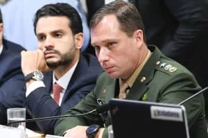 Mauro Cid presta depoimento na sede da Polícia Federal com delação em risco