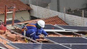 Governo sobe de 9,6% para 25% imposto sobre painéis solares