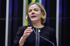 Gleisi critica debate sobre juros e corte de gastos. “Dá uma tristeza”