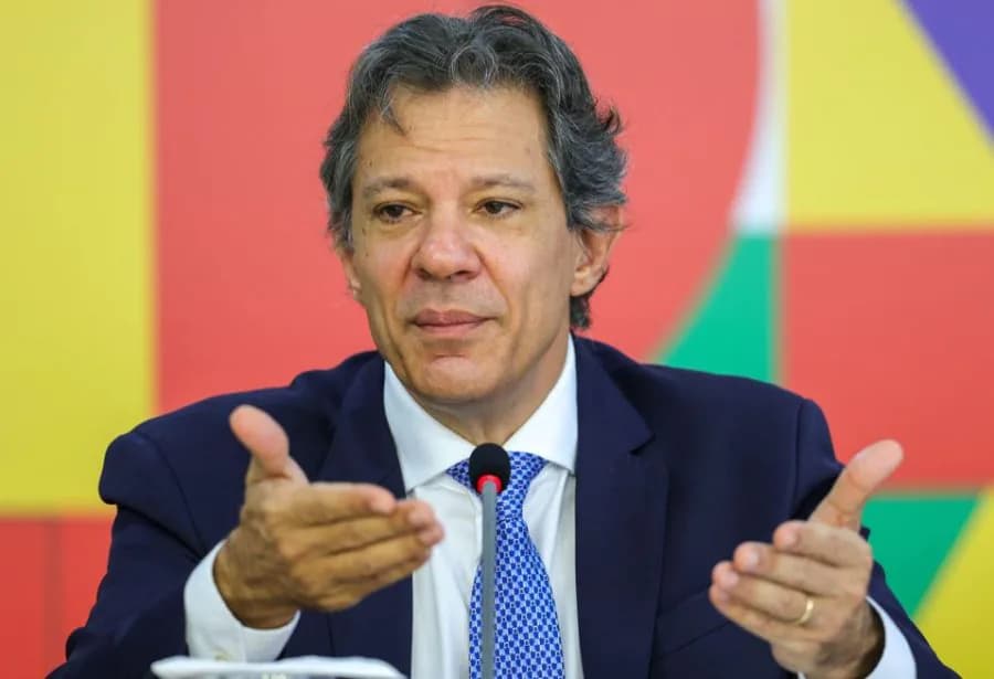 FAZ O L: Dólar dispara mais de 2% e atinge R$ 6,11, um dia depois que Haddad anuncia pacote de gastos