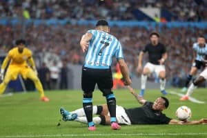 Corinthians leva virada em 3 minutos e cai na semi da Sul-Americana
