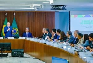 Sem decisão sobre cortes, reunião com Lula é suspensa após 5h