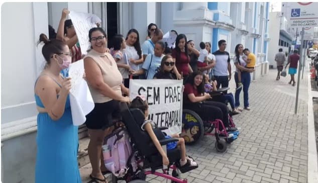 Mães atípicas protestam contra suspensão de transporte de crianças para terapias em Natal