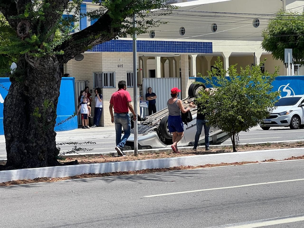 FOTOS: Carro capota em frente ao colégio Auxiliadora