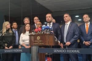 Flávio Bolsonaro critica PEC de Lula e apresenta PL