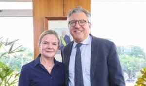 Após briga pública, Padilha posta foto com Gleisi; “Em prol do Brasil”