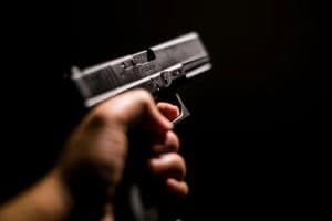 CCJ da Câmara aprova PL que concede porte de arma a agente de trânsito