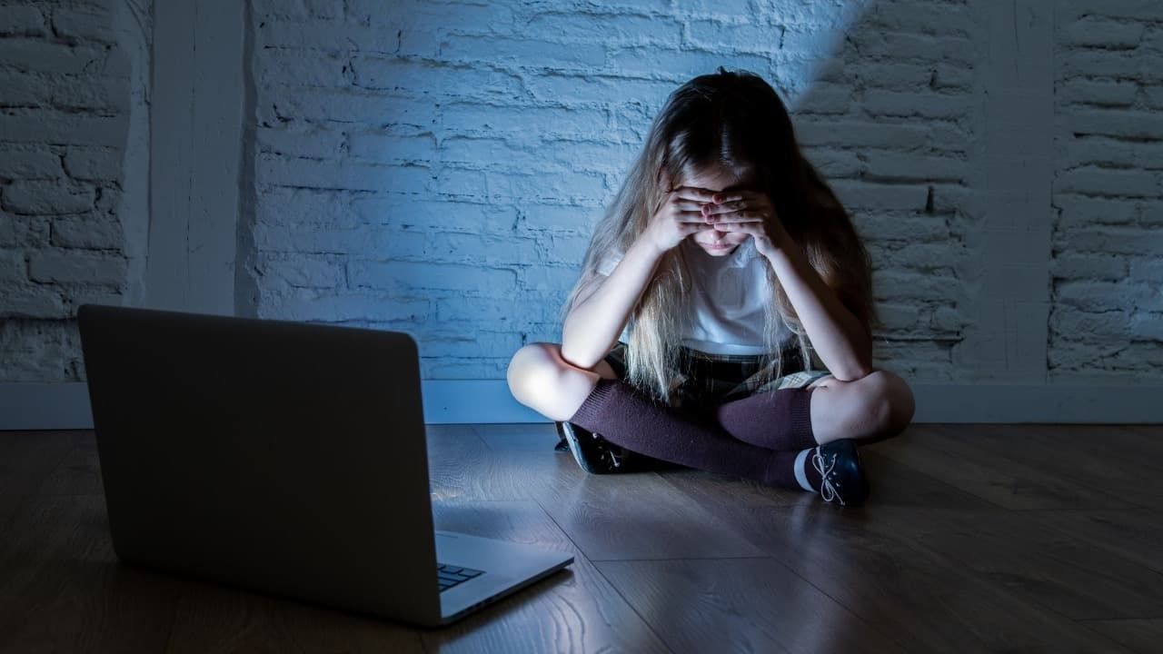 1 em cada 11 famílias tem criança ou adolescente vítima de assédio sexual online, diz pesquisa