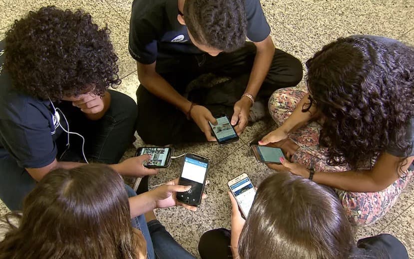 Ao menos 16 redes estaduais já proíbem celular em escolas mesmo antes de lei federal