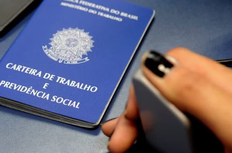 Desemprego cai a 6,2% no trimestre terminado em outubro, o menor patamar da história, diz IBGE