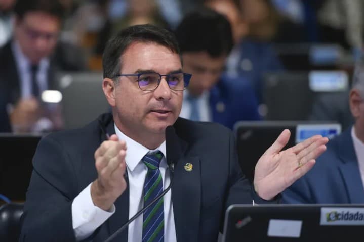 “Por mais que seja repugnante pensar em matar alguém, isso não é crime”, diz Flávio Bolsonaro sobre operação da PF que prendeu militares