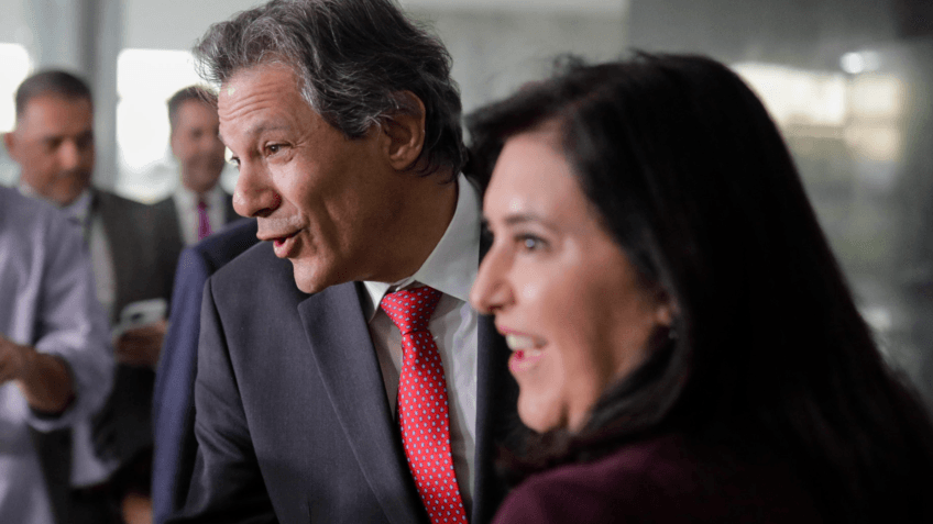 Dólar beira recorde de R$ 6 com incertezas sobre pacote de Haddad