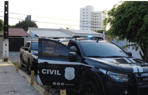 Suspeita de forjar roubo de veículo para receber R$ 80 mil de seguro é presa em Natal