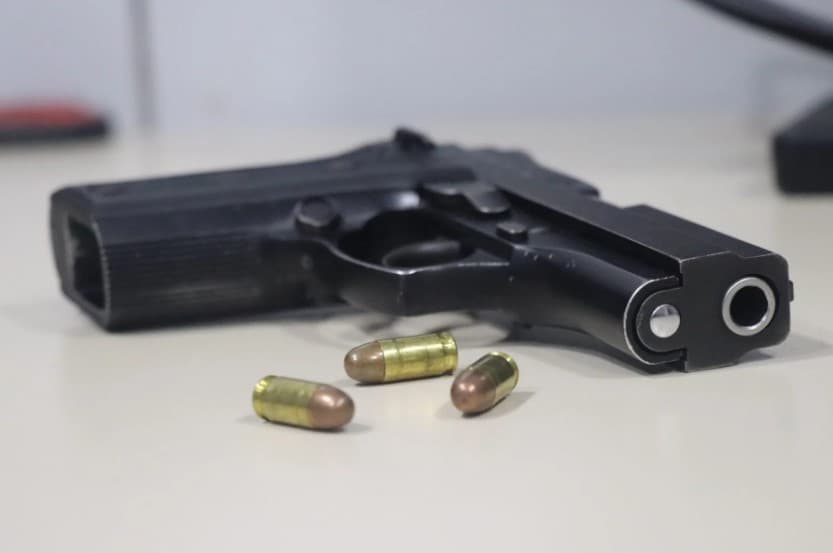 Criança vítima de tiro acidental pegou arma no quarto da mãe policial