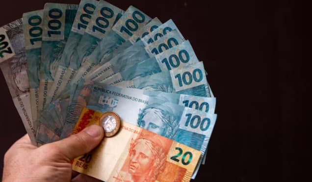 Governo projeta salário mínimo de R$ 1.516 para 2025, com revisão da inflação