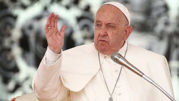 Papa Francisco aprova simplificação de rituais funerários e pede para ser enterrado em caixão simples de madeira