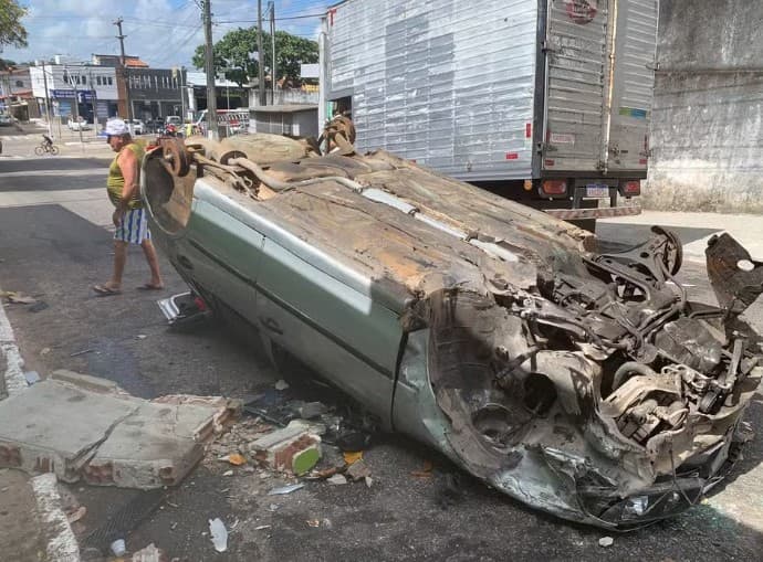 FOTOS: Carro capota no bairro Nazaré e tem rodas e pneus furtados