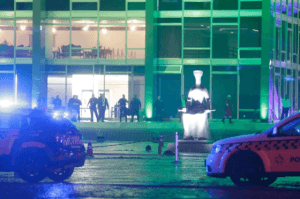 Após explosões, Praça dos Três Poderes é isolada. Uma pessoa morreu