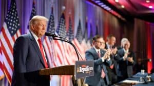 Trump confirma que vai declarar emergência nacional para deportar imigrantes