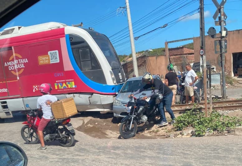 Colisão entre VLT e carro interdita trecho na zona Oeste de Natal