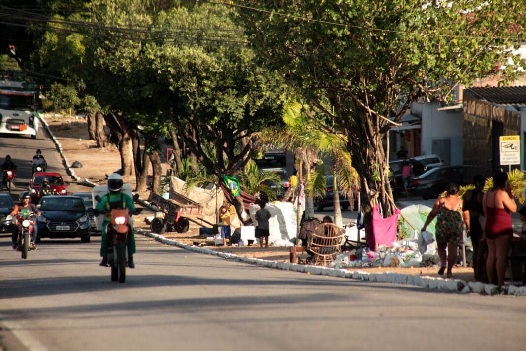 Famílias vêm até da Paraíba para pedir dinheiro na avenida das Alagoas