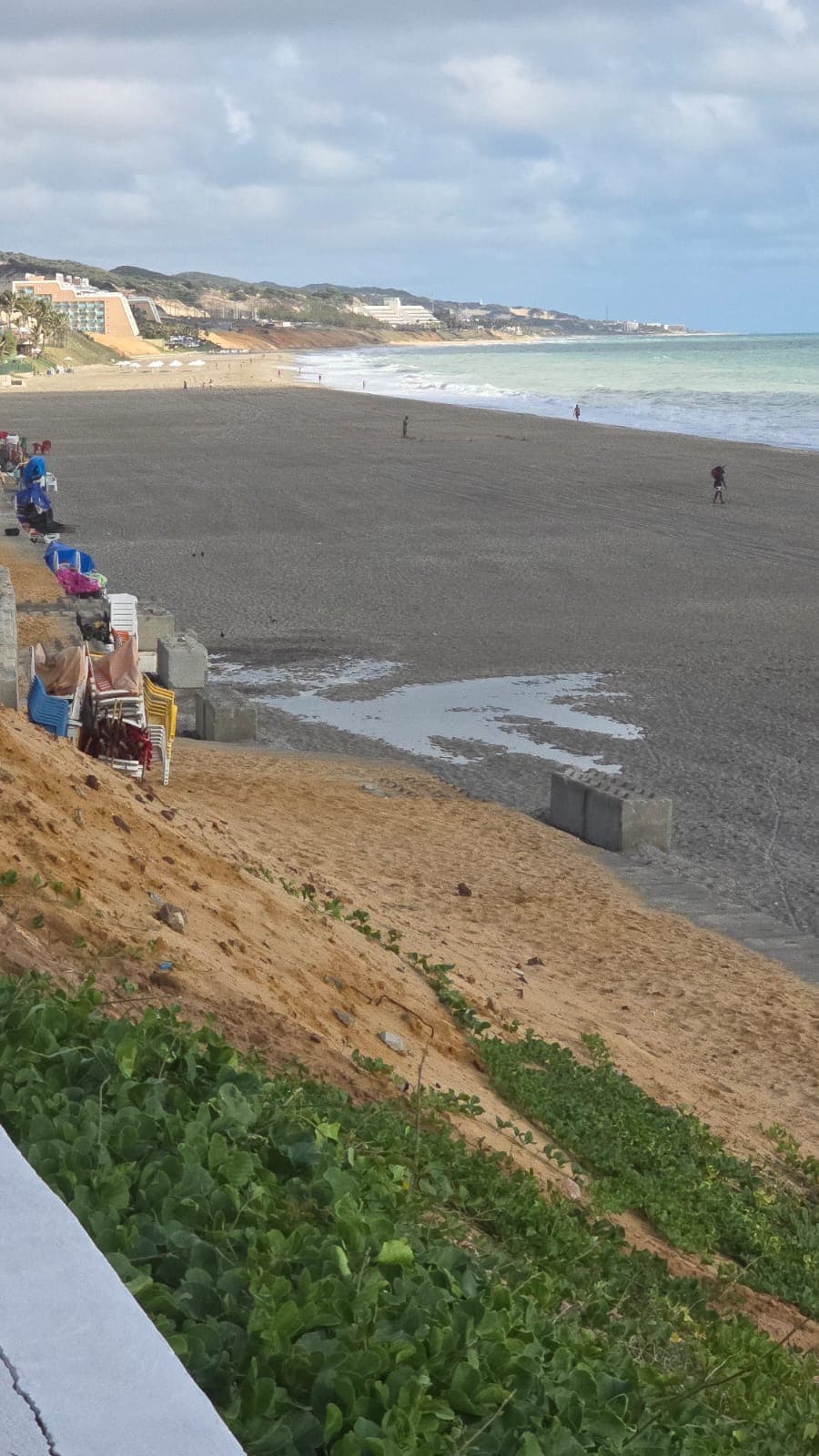 DENÚNCIA [VÍDEO]: Areia da engorda de Ponta Negra contaminada por esgoto