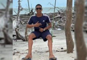 Turista é encontrado morto em Jericoacoara; pai acredita que filho foi assassinado por fazer gesto de facção em foto sem saber