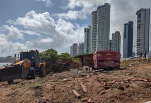 Construção irregular é demolida em Ponta Negra por violar novo Plano Diretor de Natal
