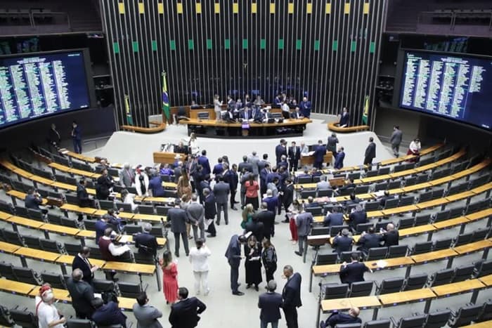 Com impasse em emendas, Câmara adia votação sobre corte de gastos