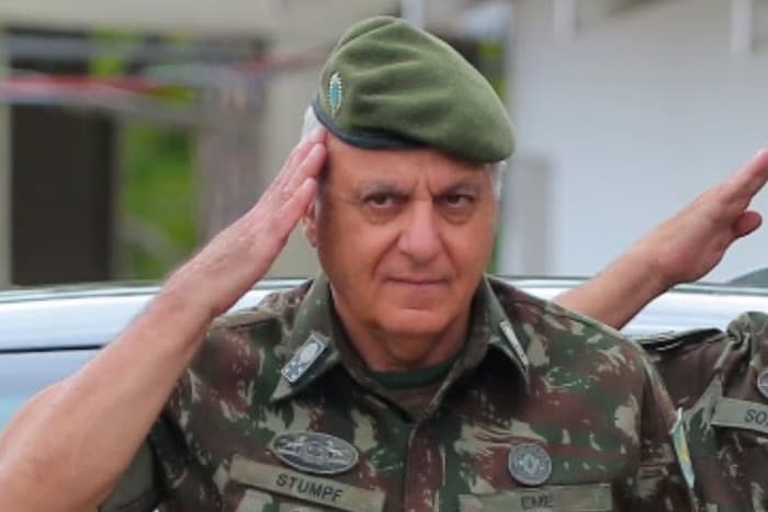 General atacado por militares por barrar golpe rompe silêncio