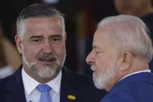 Cirurgia de Lula retardou demissão de Pimenta da Secretaria de Comunicação