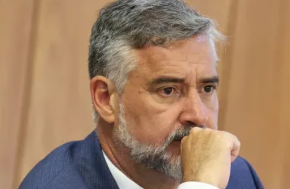Ministro das Comunicações disse que país vive "fase aguda" de especulação