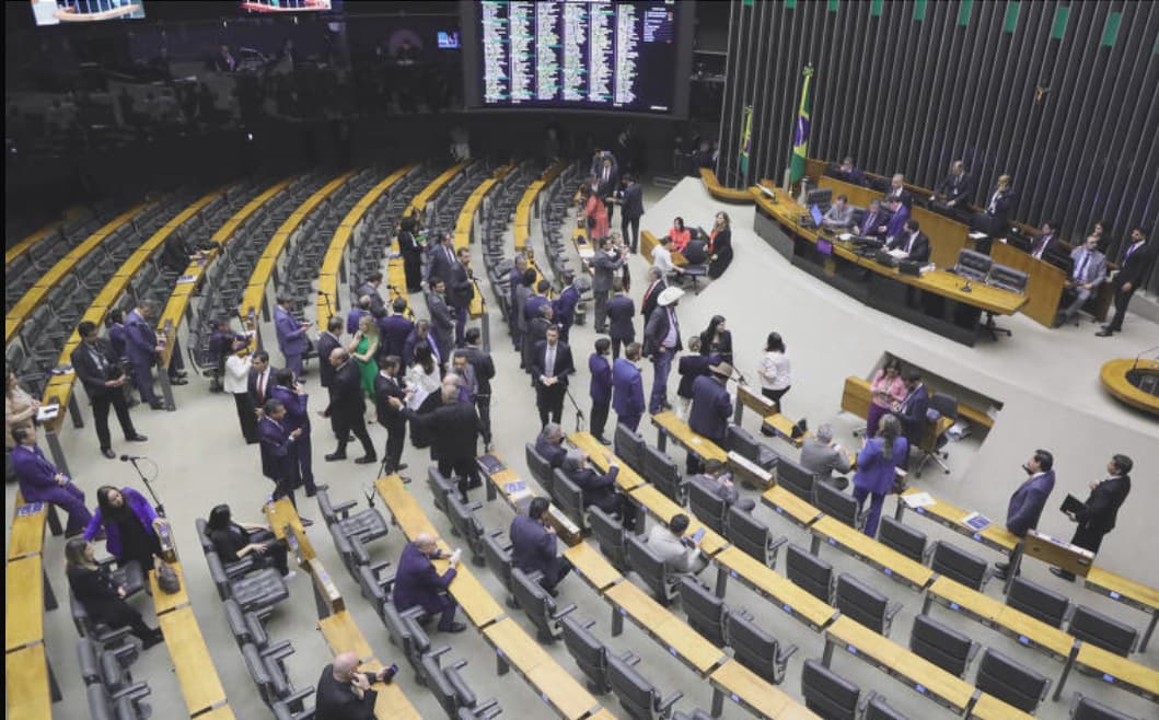 Novo texto da reforma tributária corta benefício de saneamento e recoloca refrigerante no Imposto Seletivo